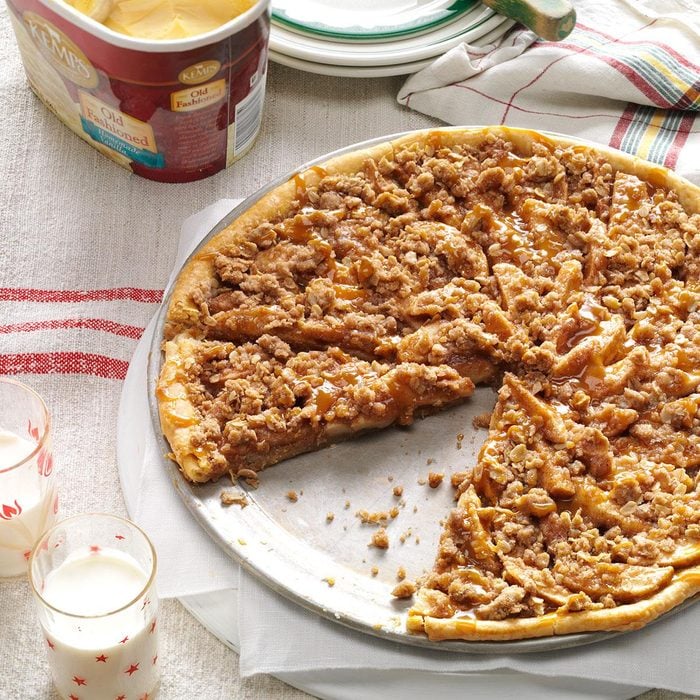 Apple crisp pizza