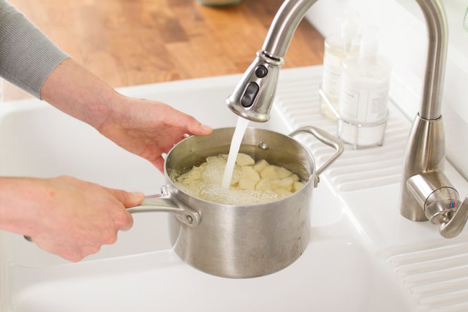 add water to cut potatoes