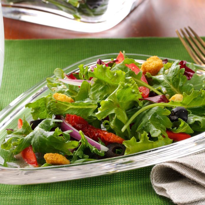mixed greens with olives & red pepper