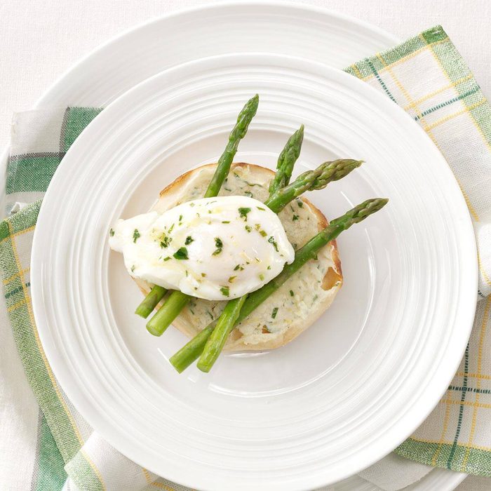 Poached egg with asparagus and lemon