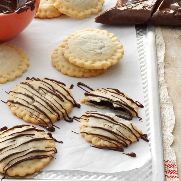 chocolate-drizzled ravioli cookies