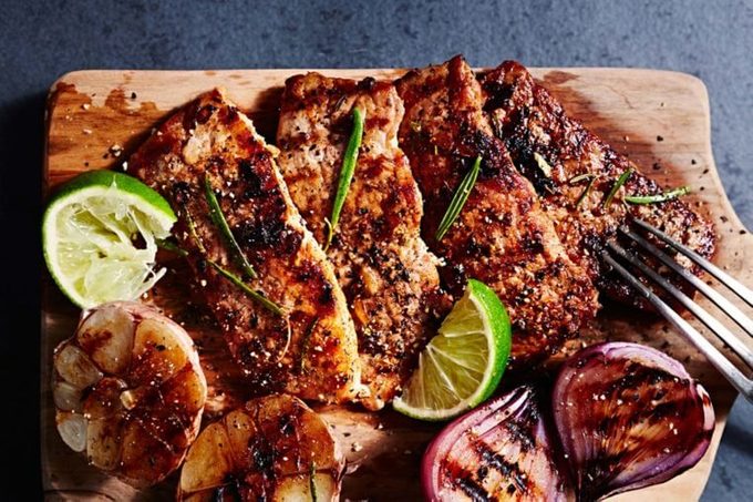 Grilled pork chops with limes