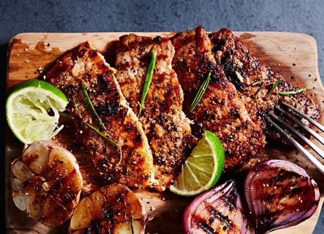Grilled pork chops with limes