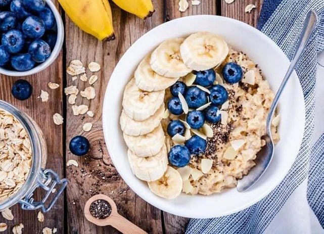 Oatmeal with blueberries, nuts and bananas