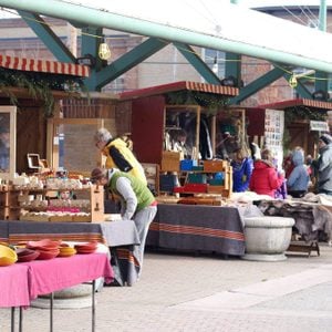 People browsing the wares at the Kerstmarkt-Holland