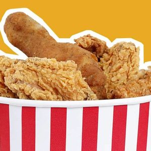 Crispy chicken in a bucket