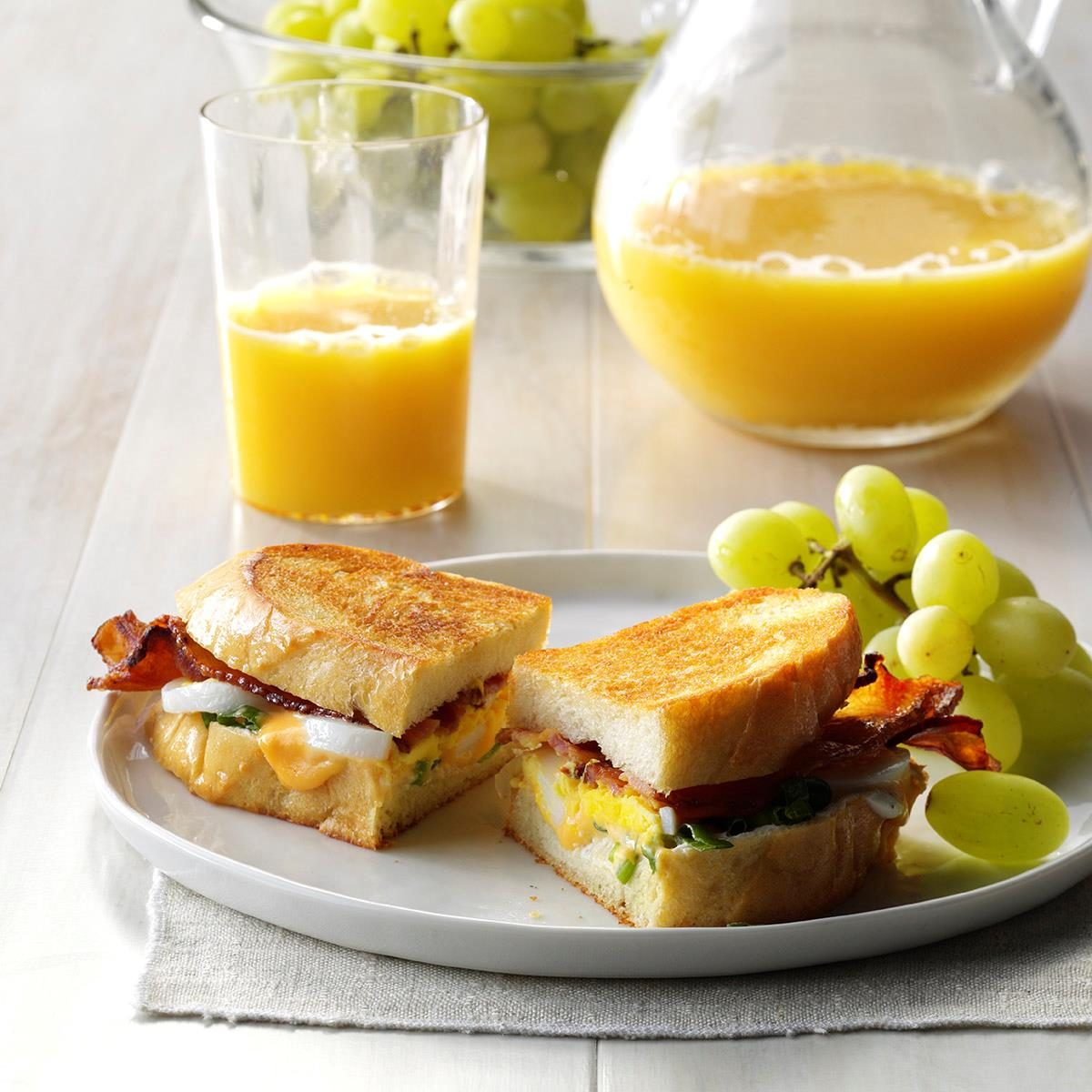 https://www.tasteofhome.com/wp-content/uploads/2018/01/Bacon-n-Egg-Sandwiches_EXPS_SDFM17_11862_B10_06_5b.jpg