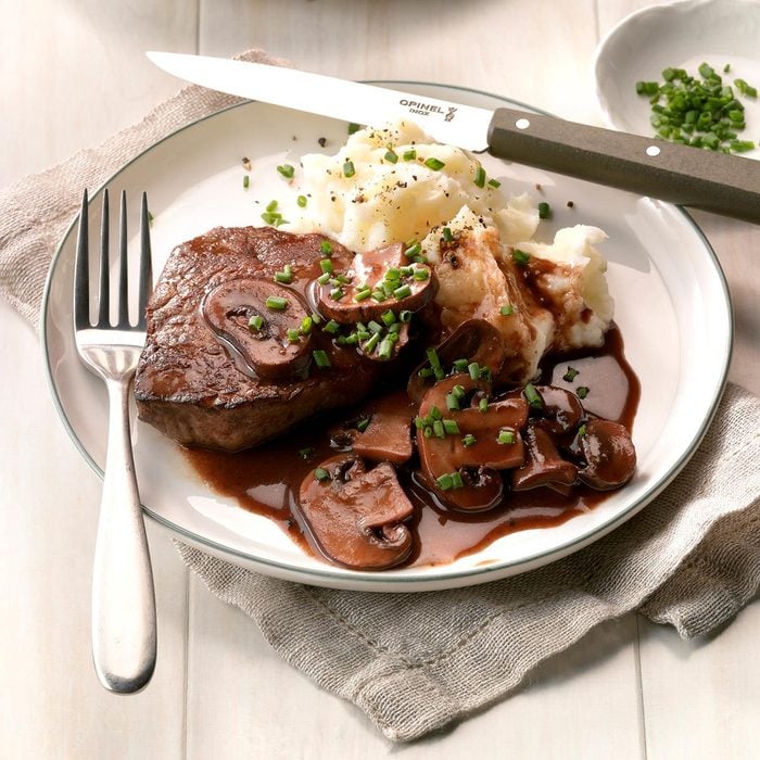 Beef Fillets With Portobello Sauce Exps Sddj18 23338 D08 09 6b 10