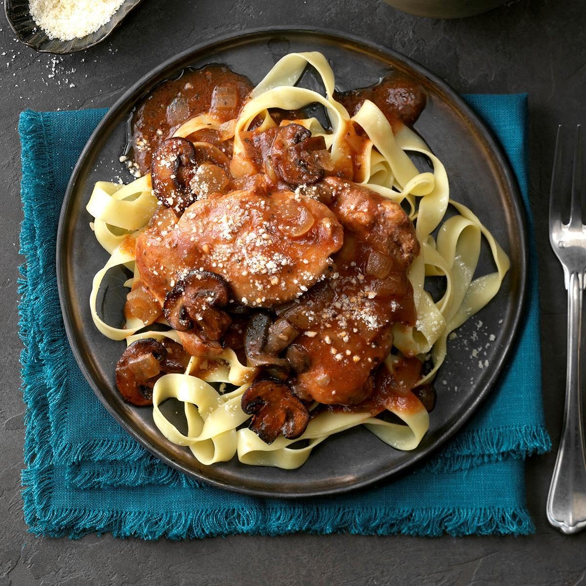 Chicken Merlot With Mushrooms Exps Chbz19 39062 C10 24 2b 5