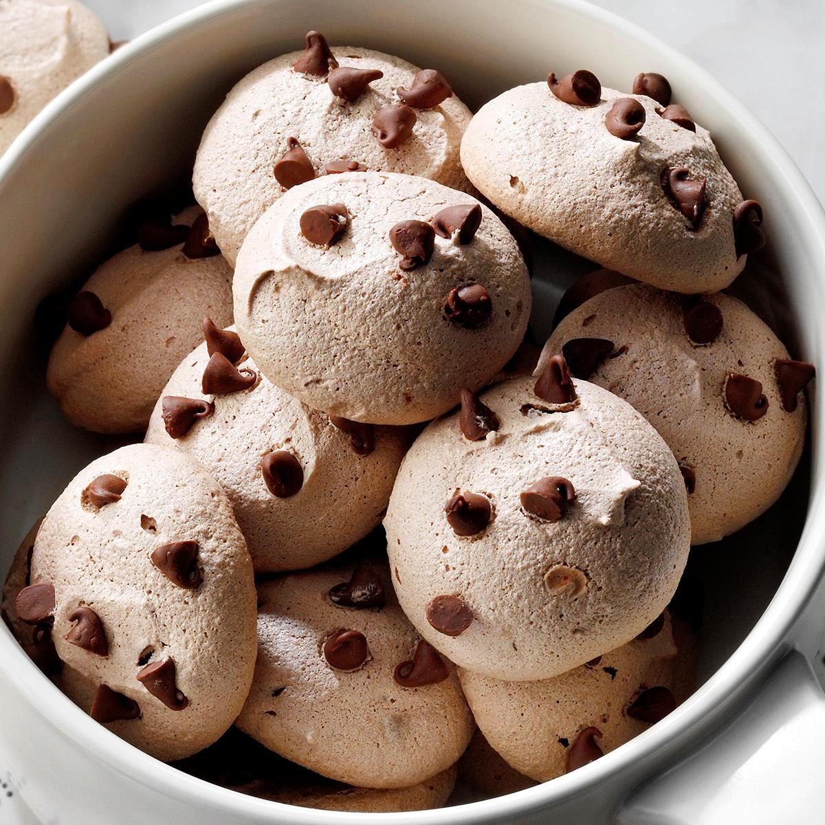 Chocolate Chip Meringue Cookies Exps Hcbz22 20824 P1onp2 Md 06 03 5b