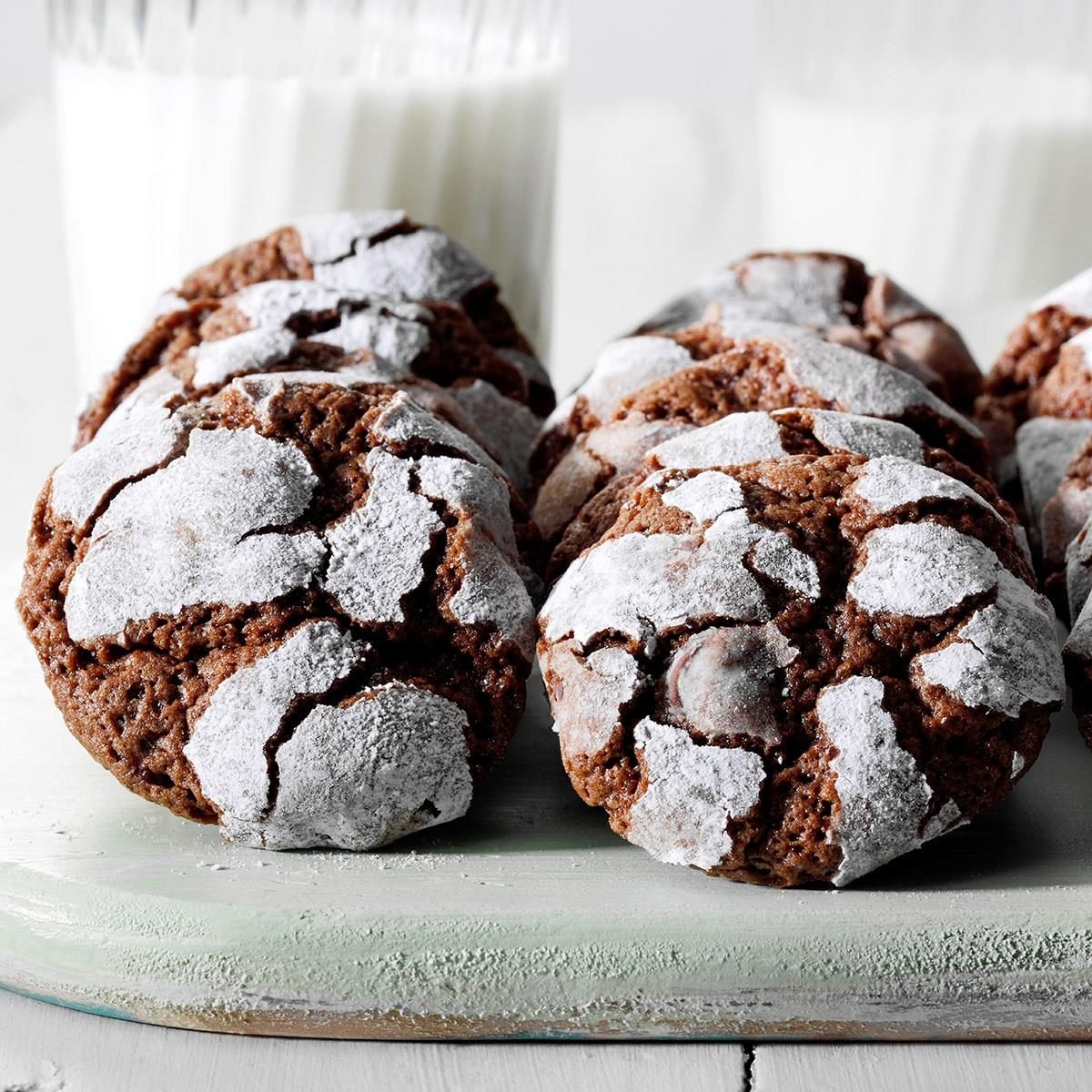 https://www.tasteofhome.com/wp-content/uploads/2018/01/Chocolate-Crinkle-Cookies_EXPS_HCBZ22_16297_P2_MD_05_24_6b.jpg