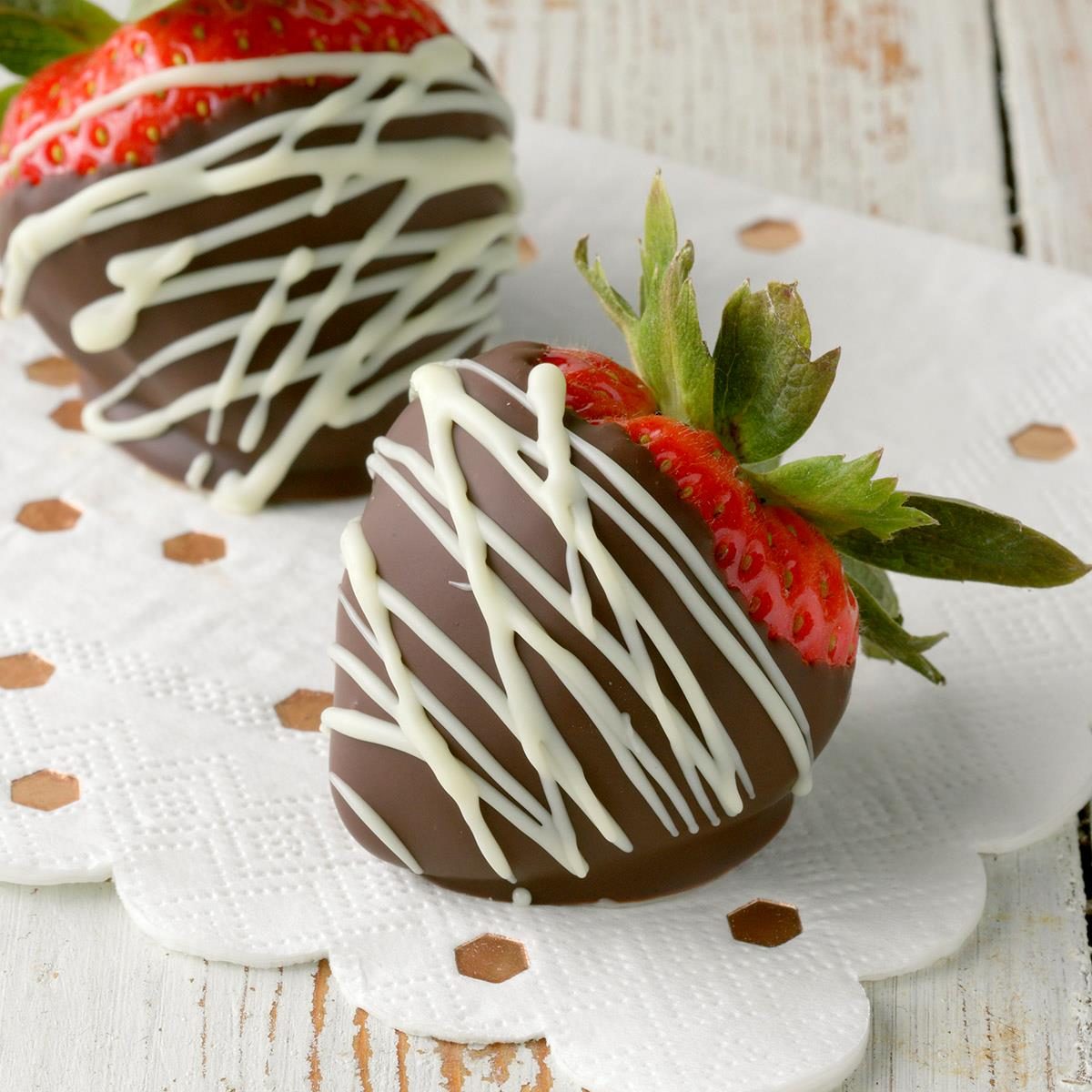 How to Make Chocolate Covered Strawberries - Cooking for the Holidays