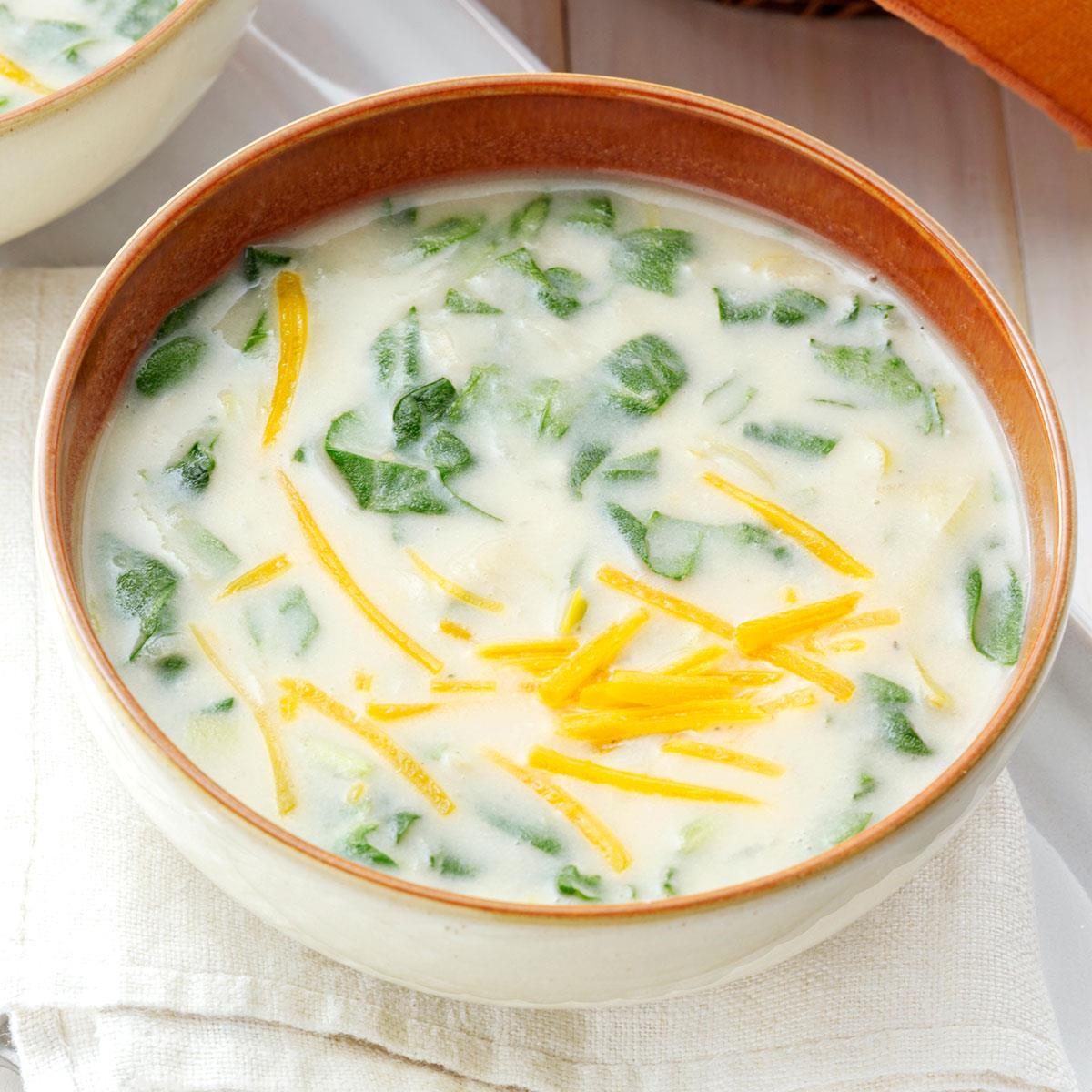 Creamy Spinach Potato Soup Exps69562 Thhc2377559a12 08 3bc Rms 3