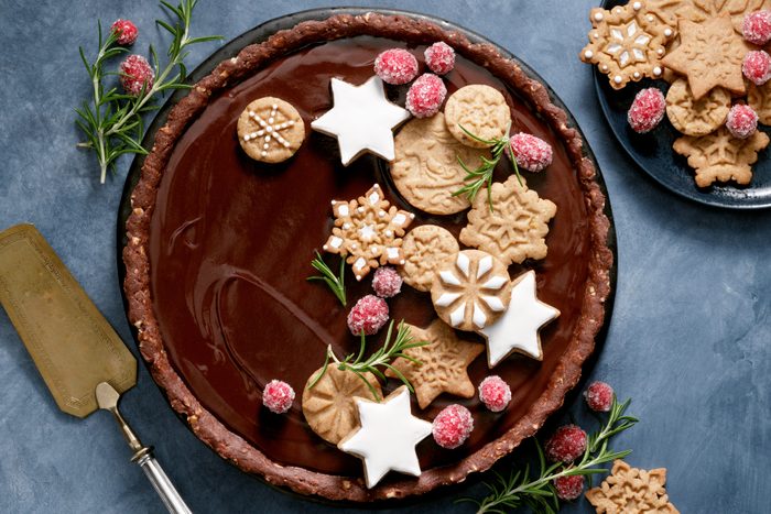 A chocolate pie with cookies and berries