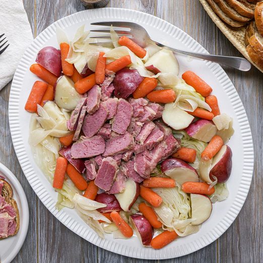 Easy Corned Beef And Cabbage Exps Thvp24 10065 Mr 01 19 24 Slowcookercornedbeef 2