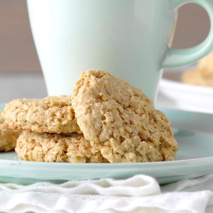 Easy Peanut Butter Oatmeal Cookies Exps Diyd19 44945 B05 01 2b 27