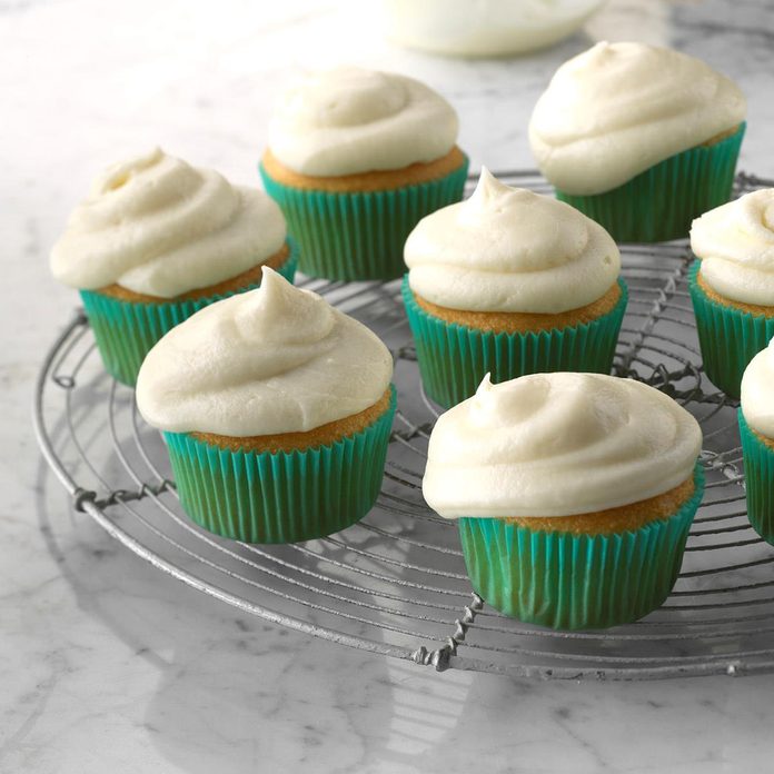 Easy Vanilla Buttercream Frosting Exps Ghtaj17 30118 C04 11 04 4