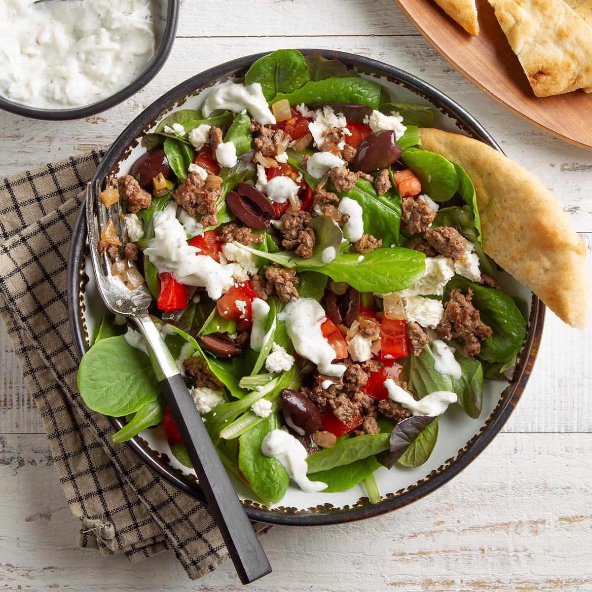 Gyro Salad With Tzatziki Dressing Exps Ft21 39163 F 0427 1