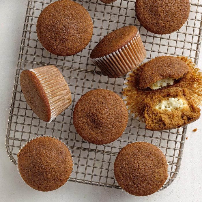 Lemon Filled Gingerbread Muffins Exps Tohca20 164301 B02 26 1b 13