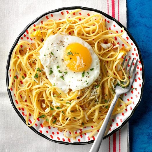 Linguine With Fried Eggs And Garlic Exps Tham18 144640 D11 07 3b 3