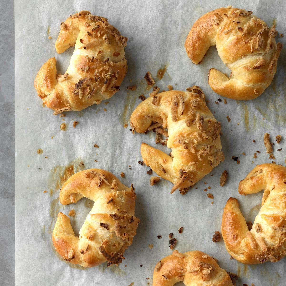 https://www.tasteofhome.com/wp-content/uploads/2018/01/Onion-Crescent-Rolls_EXPS_HPLBZ18_28607_C05_17_3b-1.jpg