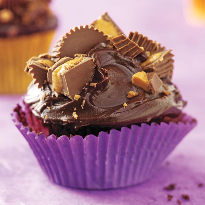 Peanut Butter Cup Chocolate Cupcakes Exps48188 Rds1871840a11 06 4bc Rms 2