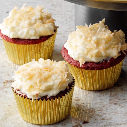 Red Velvet Cupcakes With Coconut Frosting Exps Tohfm23 42387 P1 Dr 09 13 6b