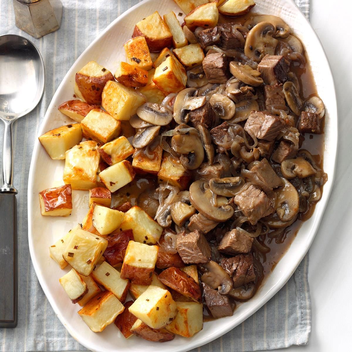 Roast Beef With Chive Roasted Potatoes Exps Bfbz19 49645 B01 18 4b 13