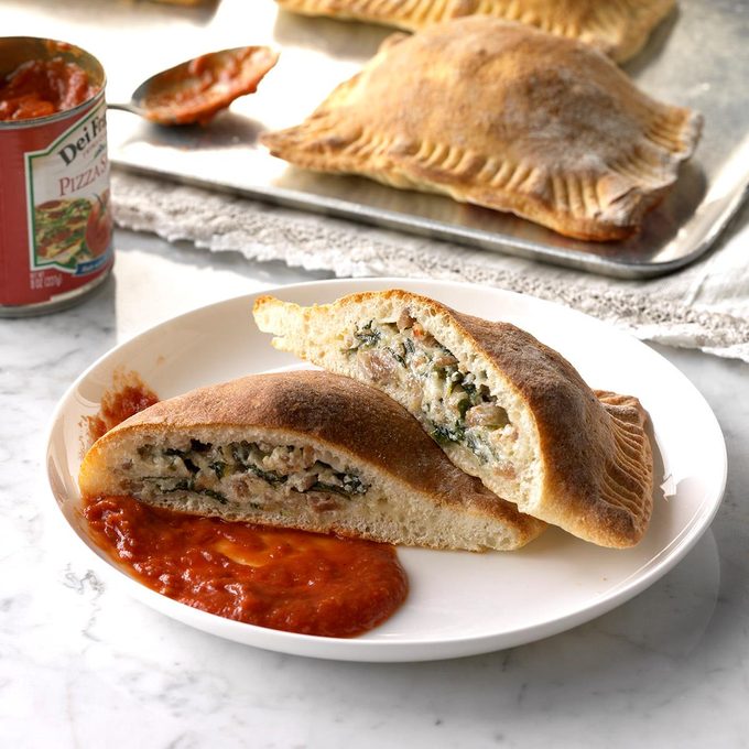 Sausage Spinach Calzones Exps Sdfm18 26276 C10 10 2b 7