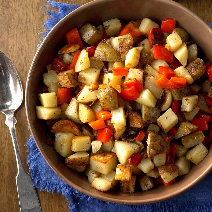Skillet Potatoes With Red Pepper And Whole Garlic Cloves Exps Hca18 111827 C11 02 5b 15