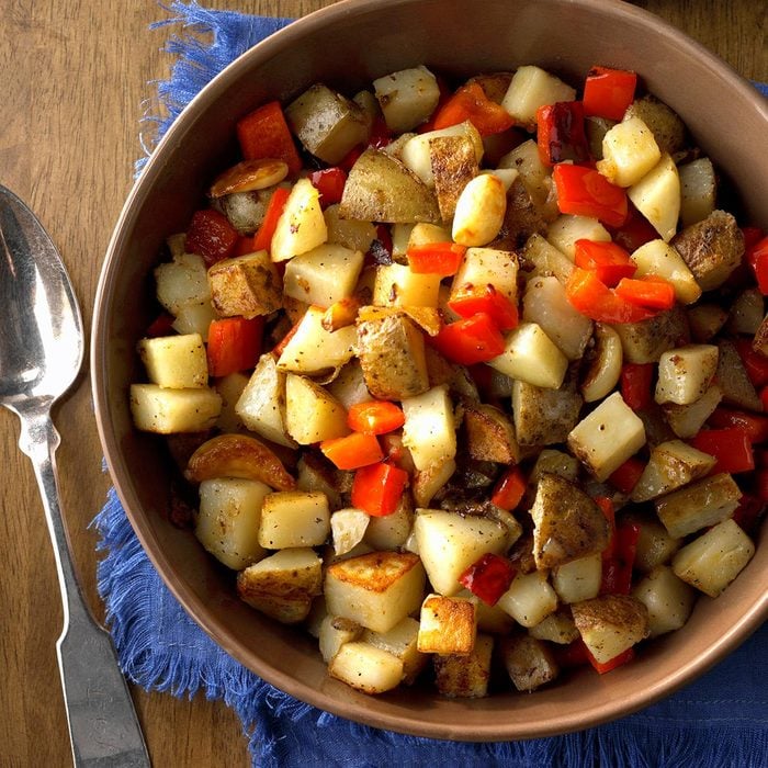 Skillet Potatoes With Red Pepper And Whole Garlic Cloves Exps Hca18 111827 C11 02 5b 16