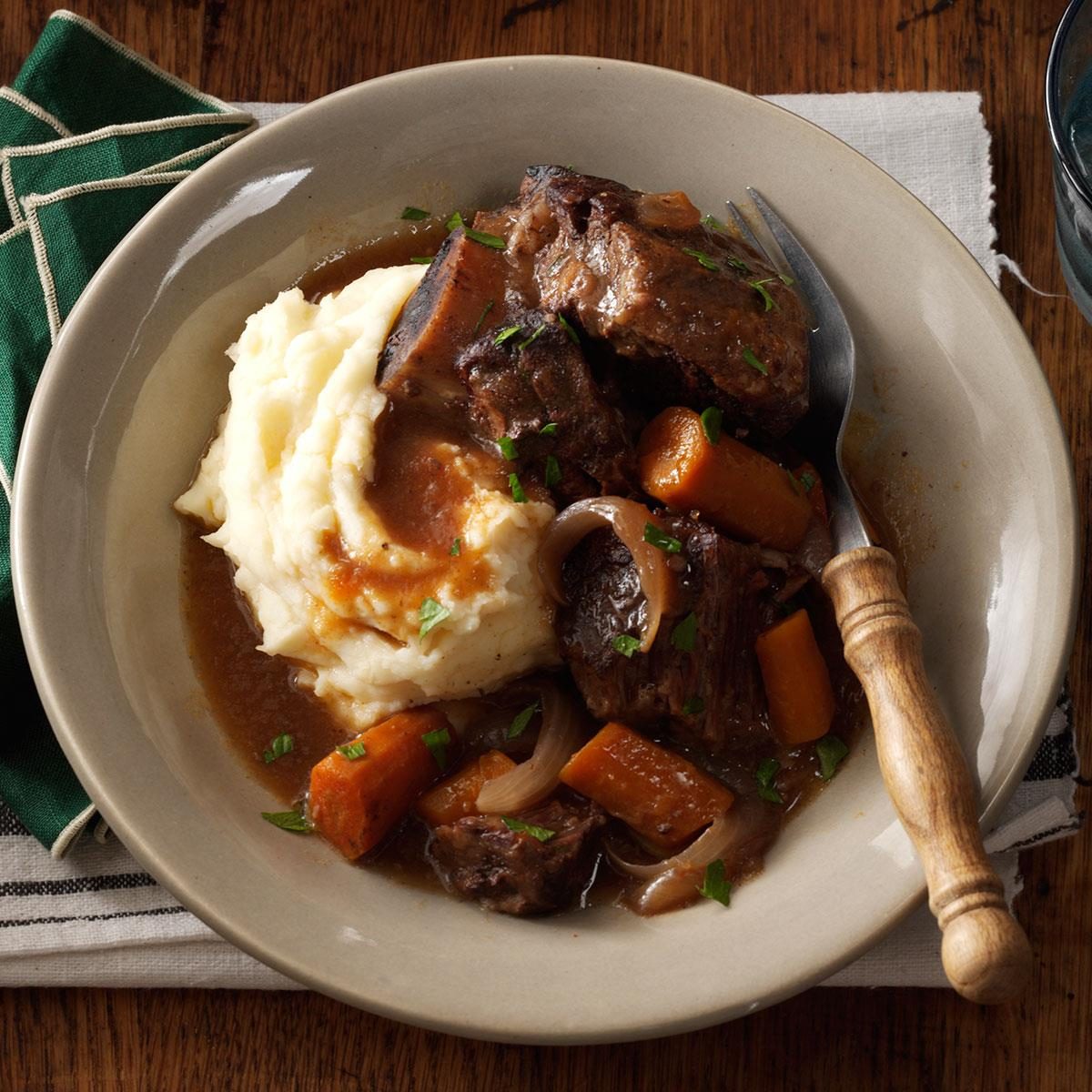 https://www.tasteofhome.com/wp-content/uploads/2018/01/Slow-Cooker-Short-Ribs_exps74925_TH143190C09_25_2bC_RMS-6.jpg?fit=700%2C1024