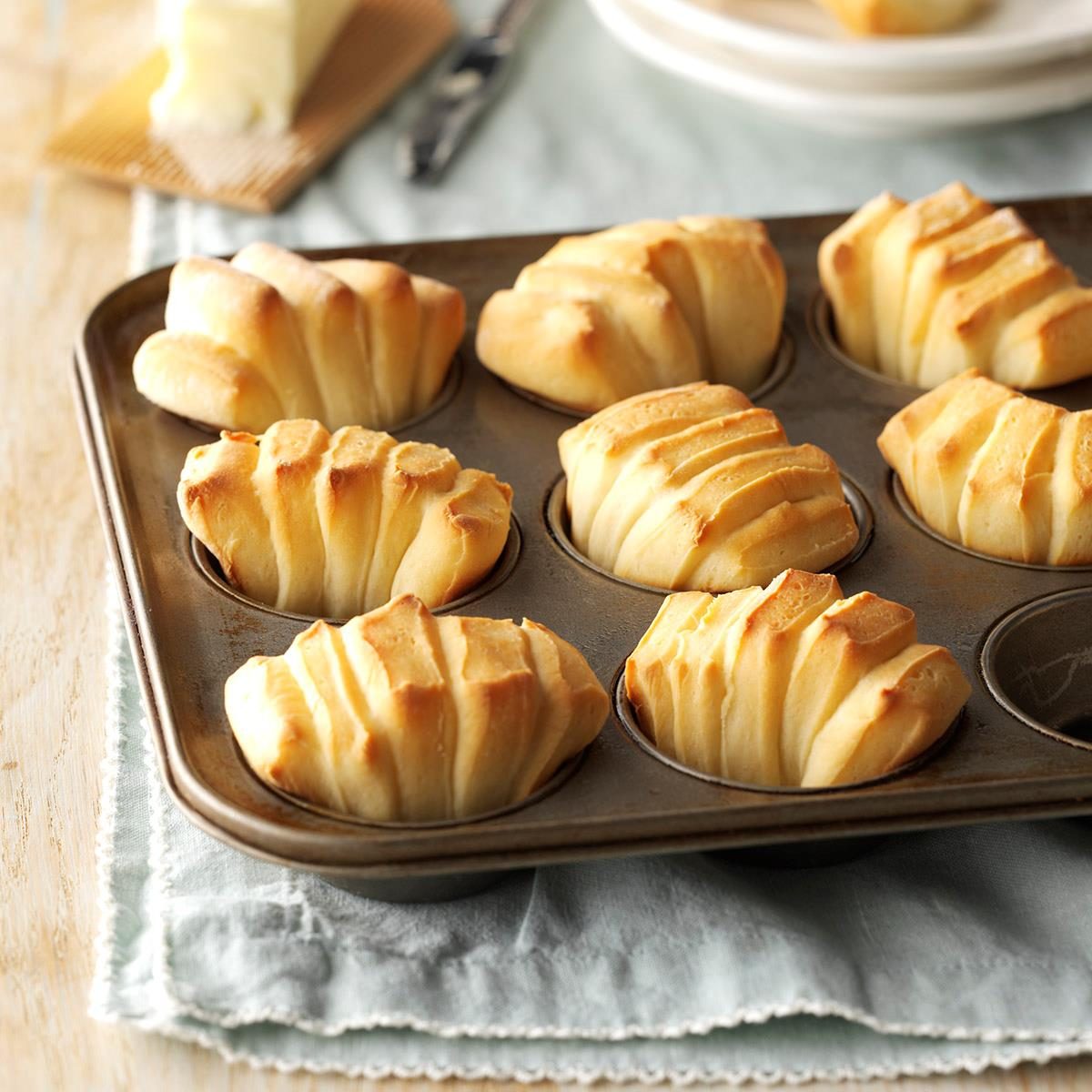 https://www.tasteofhome.com/wp-content/uploads/2018/01/Sour-Cream-Fan-Rolls_EXPS_MCSMZ17_18705_C01_05_4b-2.jpg?fit=700%2C1024