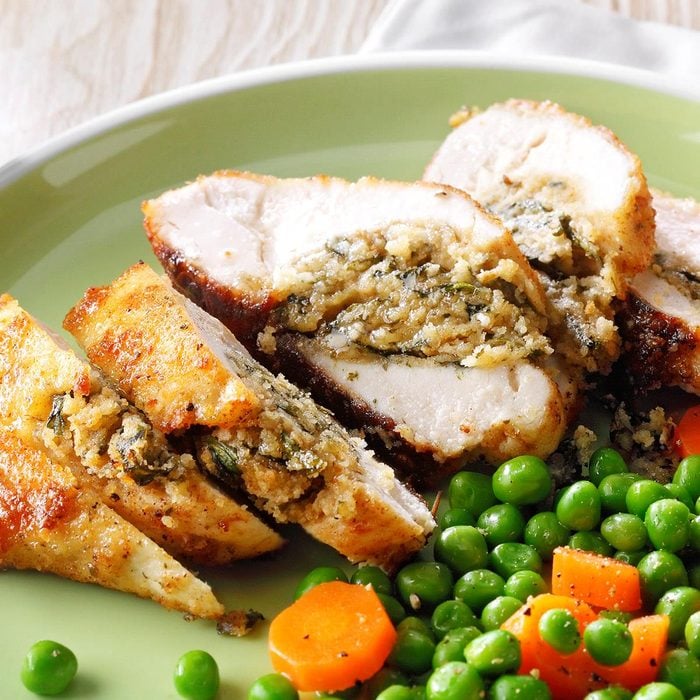 Spinach Stuffed Chicken Pockets Exps Diyd22 49471 Md 03 16 11b