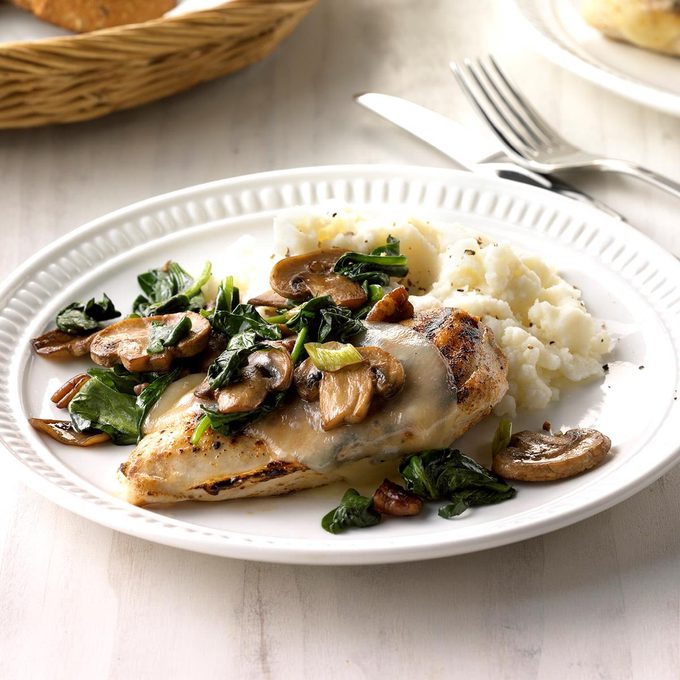 Spinach And Mushroom Smothered Chicken Exps Sdfm18 39907 C10 10 4b 6