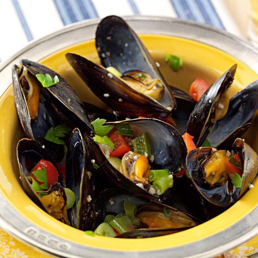 Steamed Mussels With Peppers Exps40274 Tohcsc2423109a07 19 2bc Rms 6