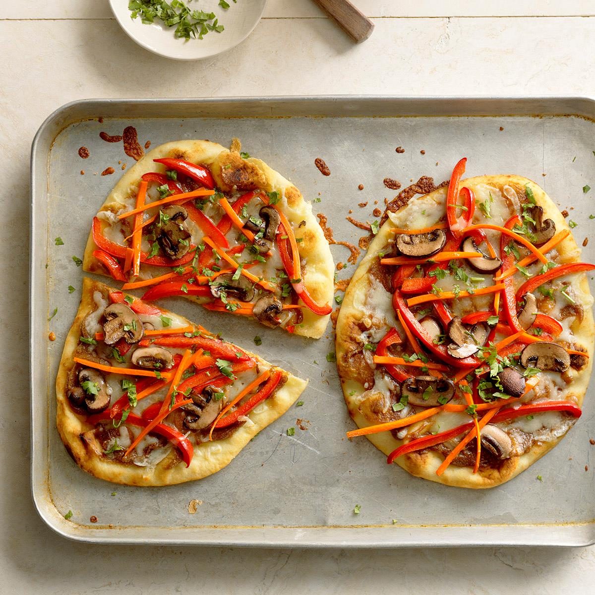 Thai Peanut Naan Pizzas Exps Sddj18 207066 B08 08 8b 8