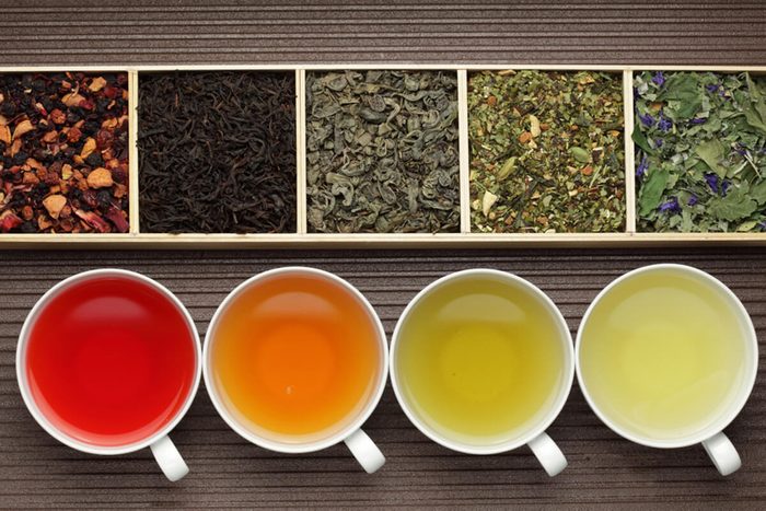 Black tea, green tea, fruit tea cups / tea assortment in boxes