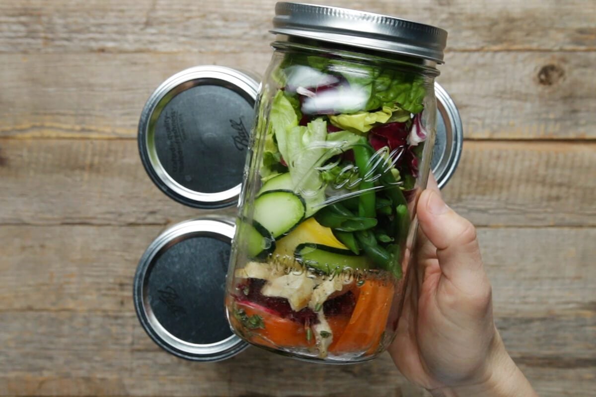 How to Pack a Salad in a Jar + 21 Stunning Recipes