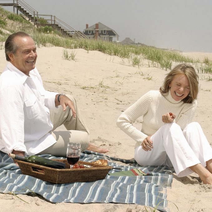 No Merchandising. Editorial Use Only. No Book Cover Usage. Mandatory Credit: Photo by Bob Marshak/Columbia/Tri-Star/Kobal/REX/Shutterstock (5883523u) Jack Nicholson, Diane Keaton Something's Gotta Give - 2003 Director: Nancy Meyers Columbia/Tri-Star USA Scene Still Comedy Tout peut arriver