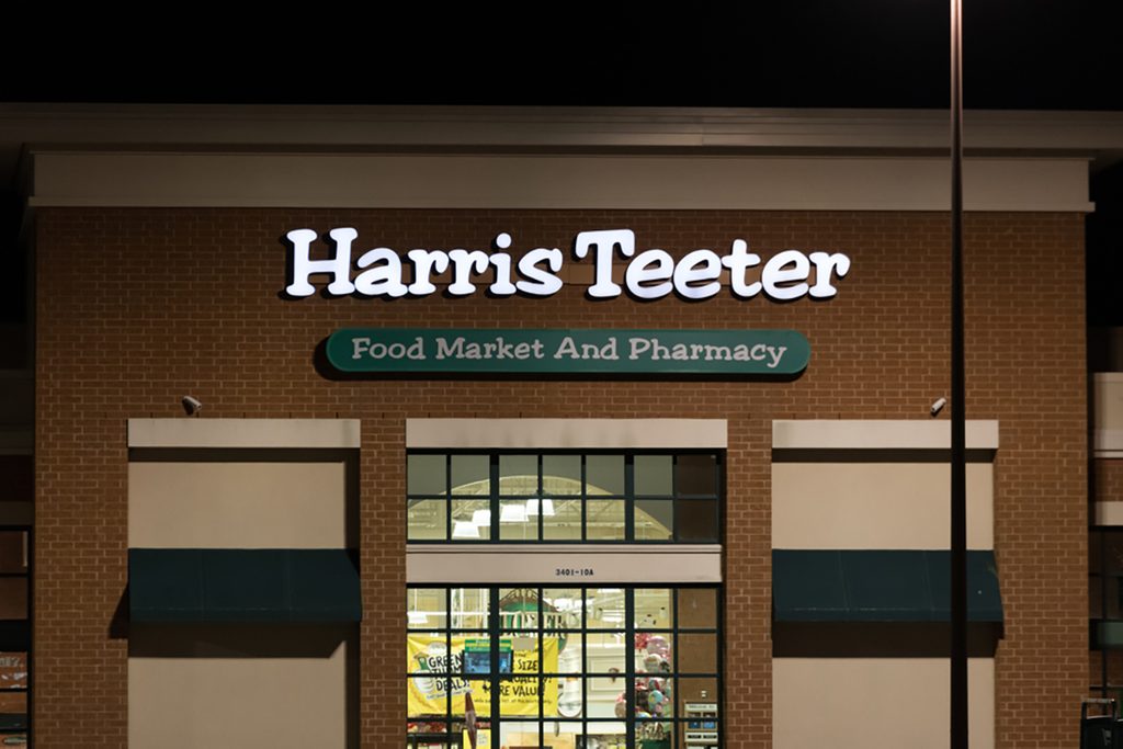 A Harris Teeter grocery shore is open at night.