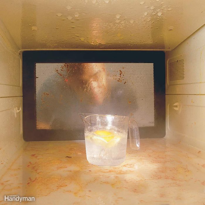 cleaning microwave with water and lemon