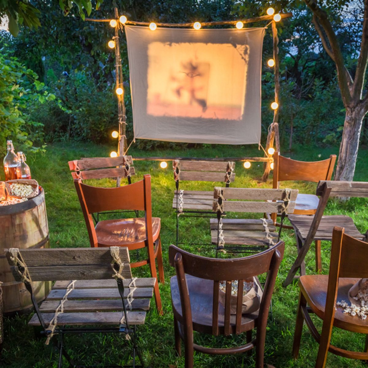 10 Fun Ideas For Outdoor Movie Night