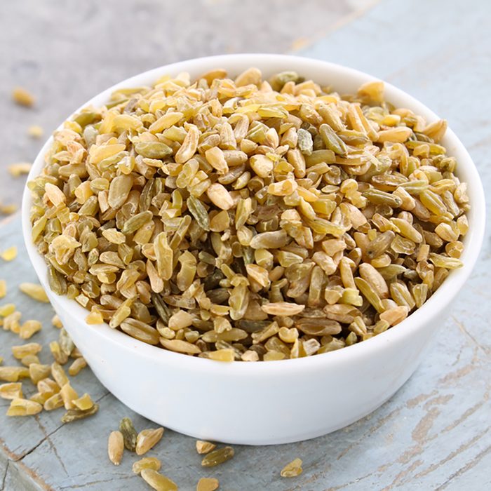 healthy uncooked cracked freekeh grain