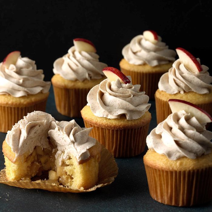 Apple Pie Cupcakes With Cinnamon Buttercream Exps Thn18 177885 C06 05 9b 12