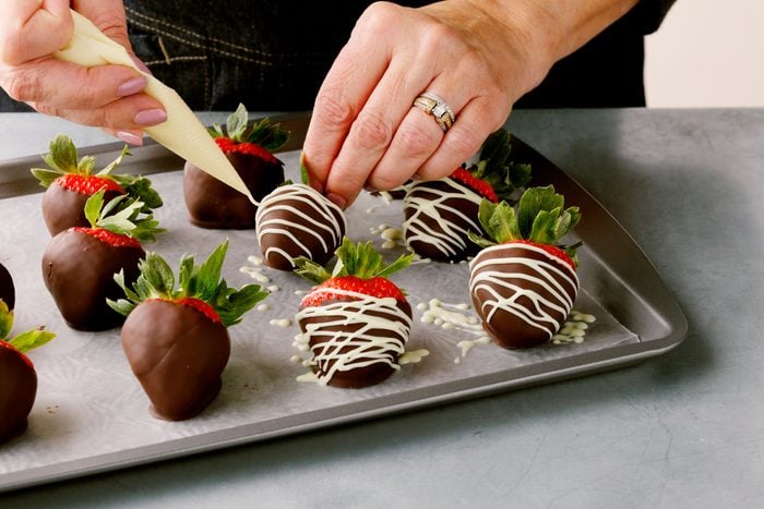 white chocolate drizzle on chocolate covered strawberries