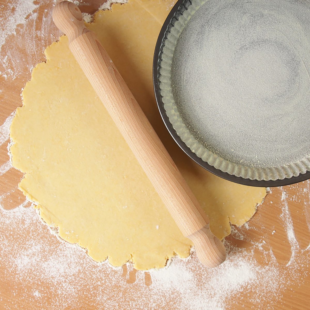 Pastry round, rolling pin and pie pan