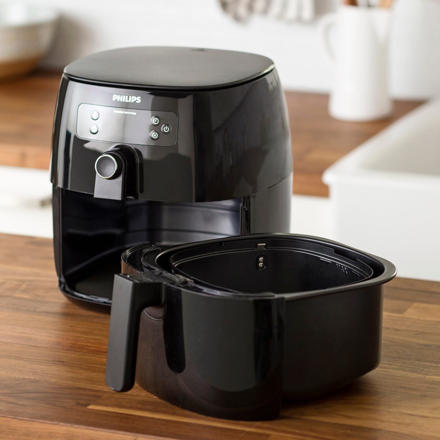 https://www.tasteofhome.com/wp-content/uploads/2018/09/how-to-clean-an-air-fryer01_WCICINRB19_PU4352_C06_26_2bC.jpg