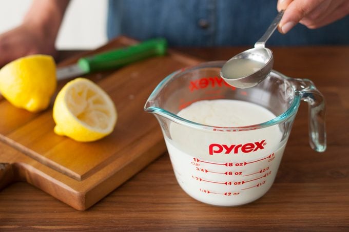 How to Make Buttermilk with Lemon