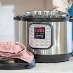 How to Clean a Burnt Food from a Pressure Cooker